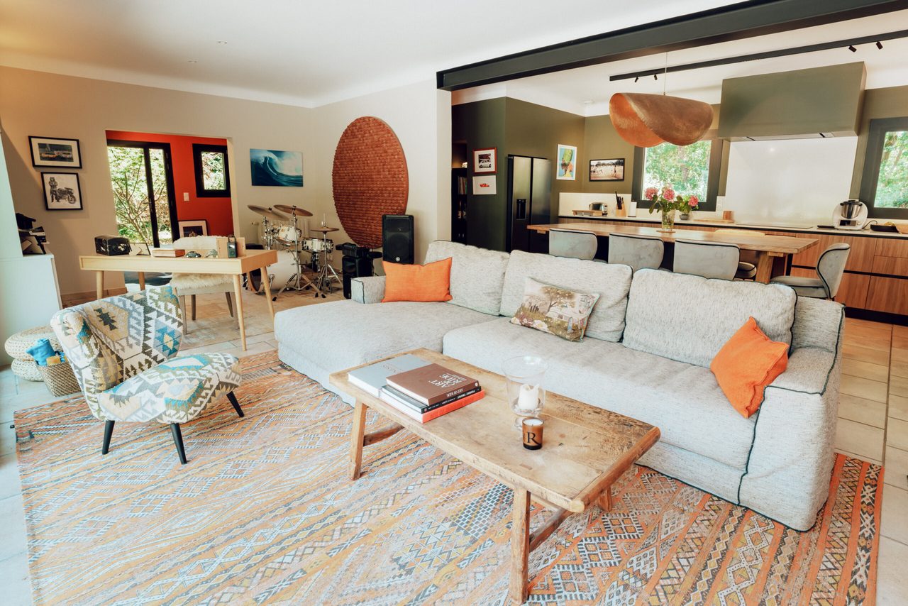 Le salon de la Villa Aitzina à Arbonne