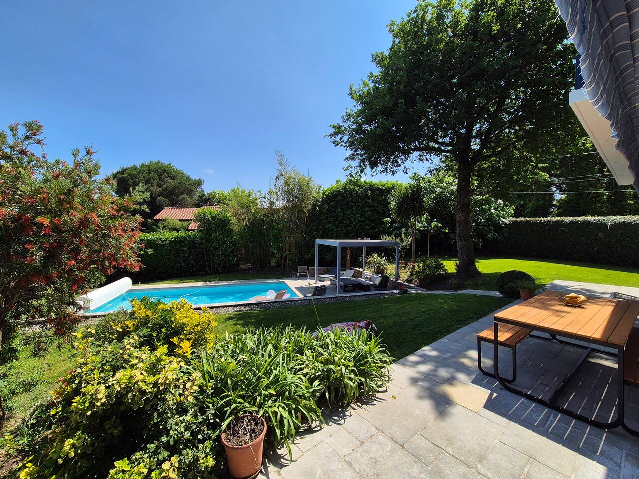 Le jardin et la piscine de la Villa Arrosa